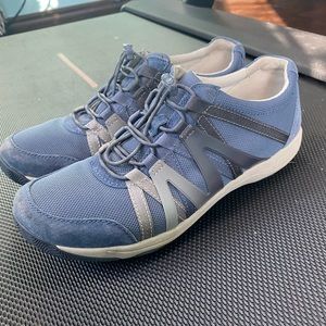 Women’s Dansko size 40. Slightly worn, see pictures. Need inserts.